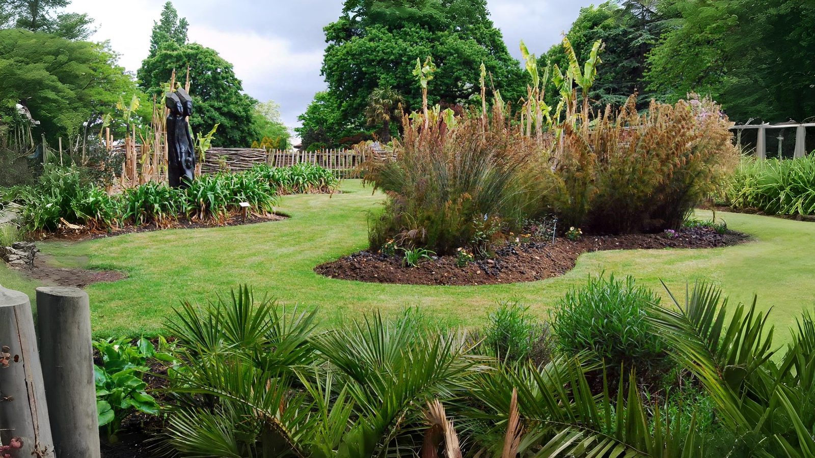 08-Aug London’s Secret Healing Gardens Section Image